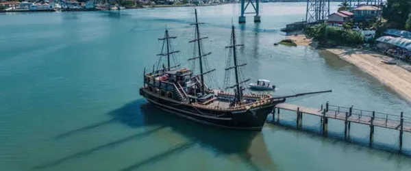 Barco pirata anclado al lado del puente Hercílio Luz, en Florianópolis