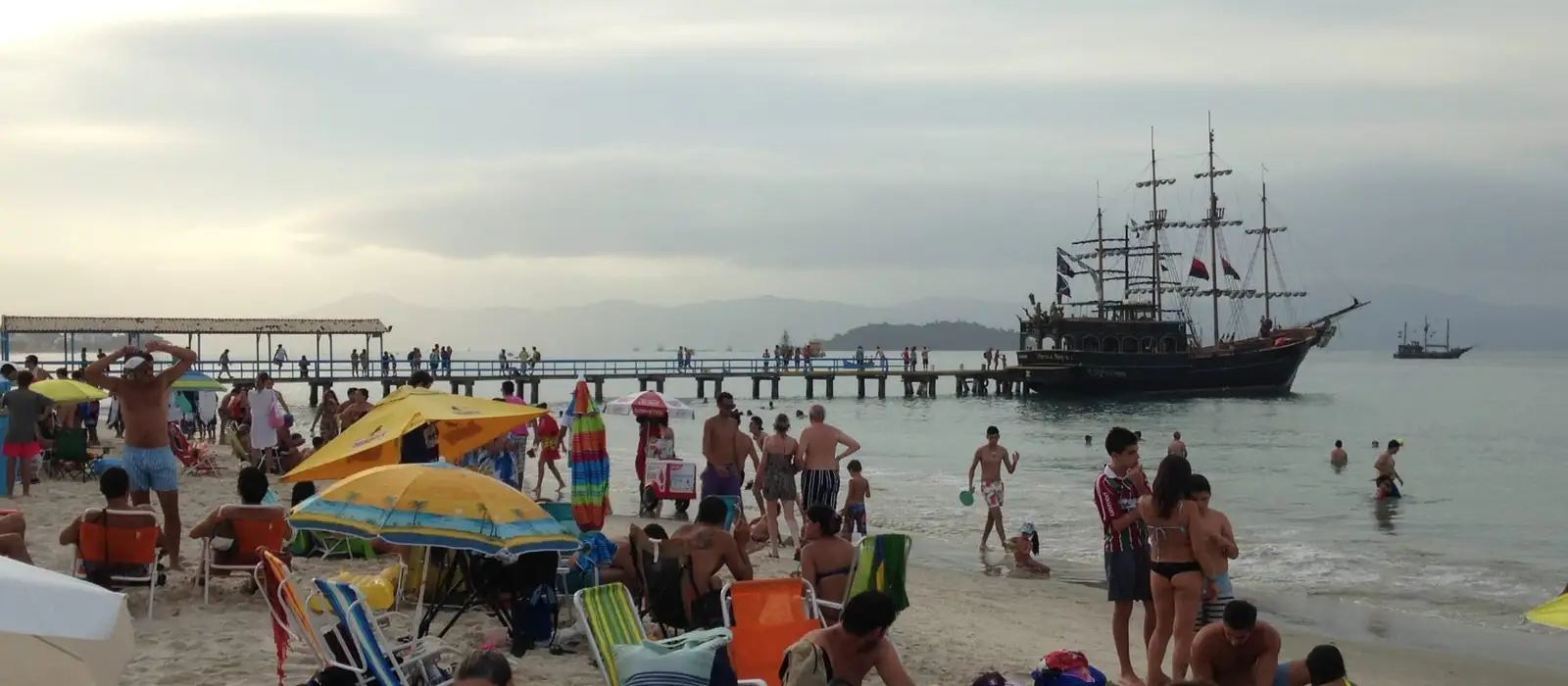 Praia de Canasvieiras com o trapiche e o barco pirata