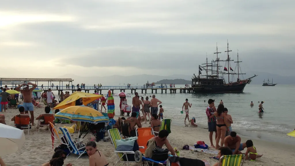 Playa Canasvieiras con el muelle y el barco pirata