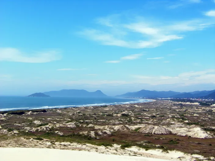 Dunas da Joaquina com o mar e a costa ao fundo