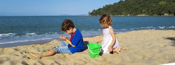 Chicos disfrutando de un día de playa en Florianópolis