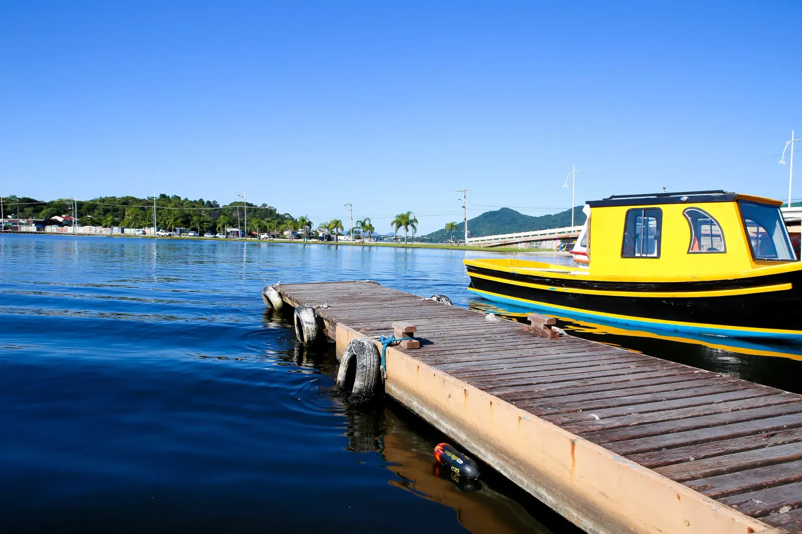 Barco coletivo atracado no trapiche da Lagoa da Conceição