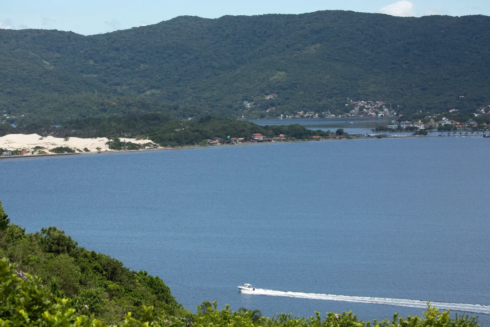 La Lagoa da Conceição de día, con las dunas al fondo