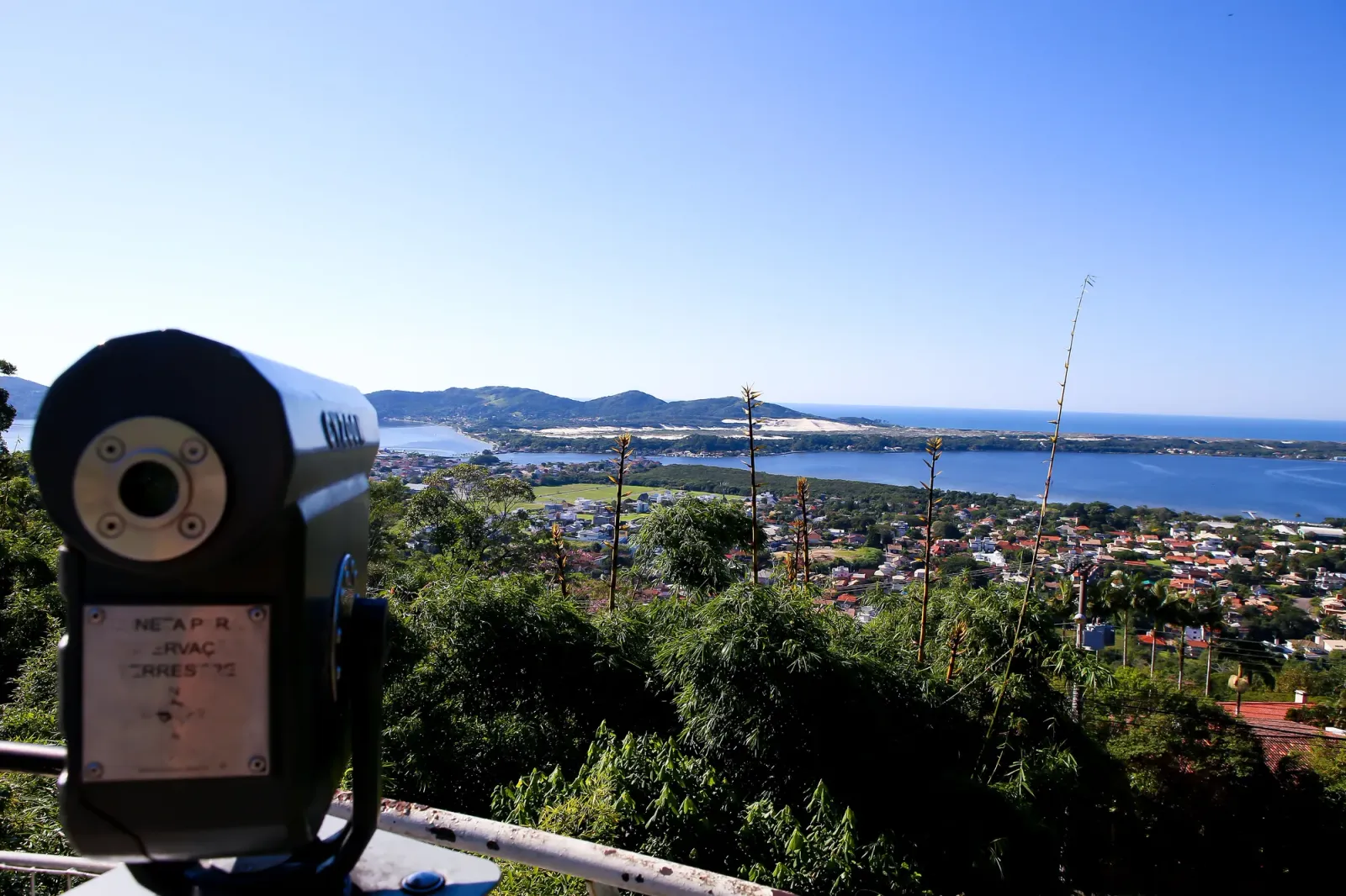 Mirante da Lagoa da Conceição com uma luneta e a lagoa ao fundo