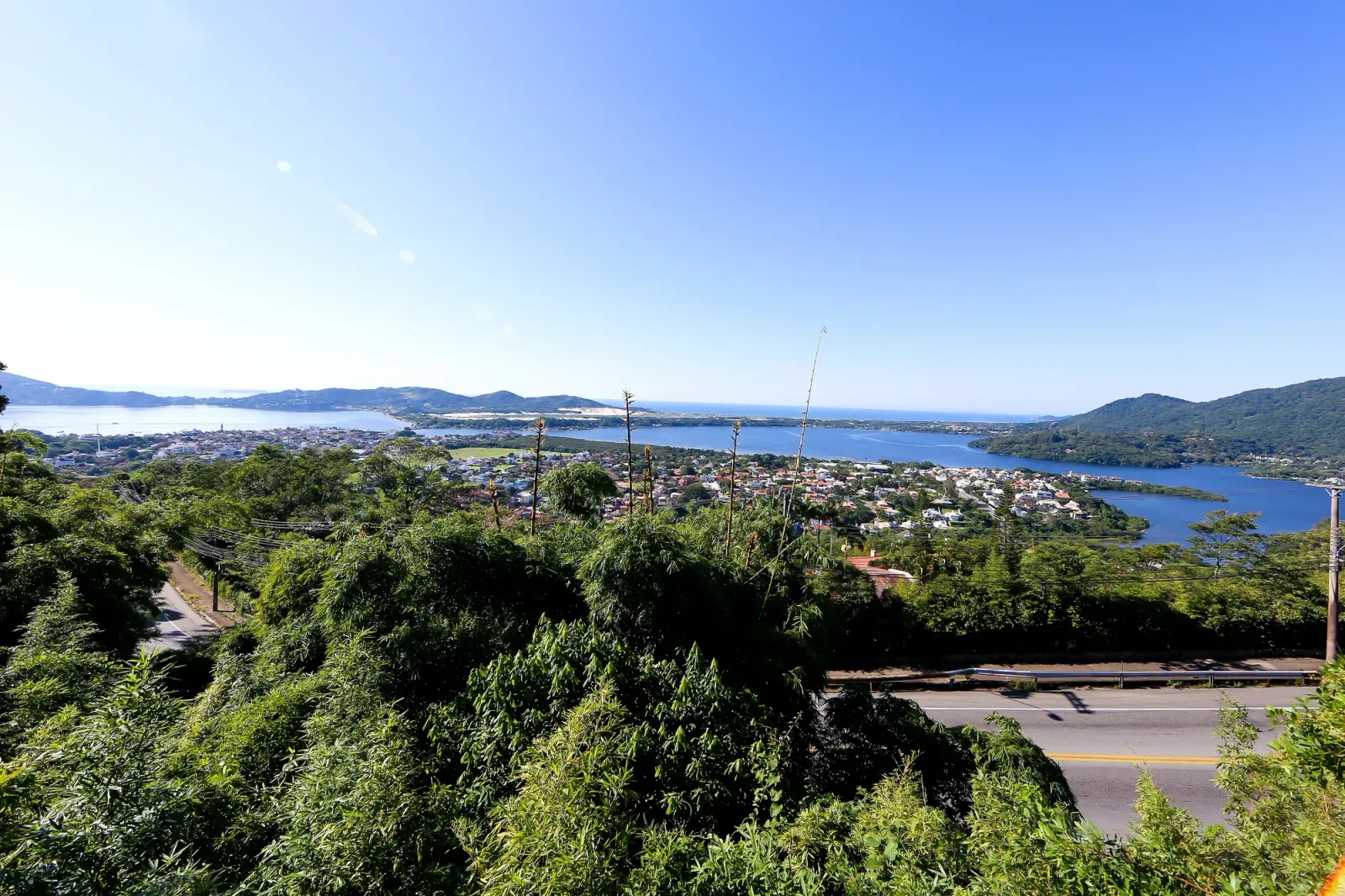 Lagoa da Conceição vista do mirante, entre a vegetação e os morros