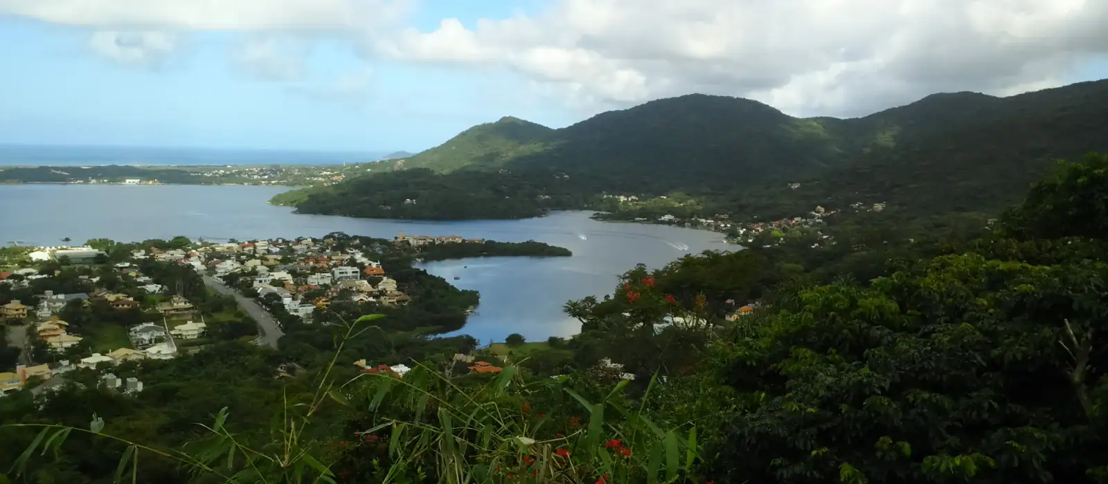 A Lagoa da Conceição e os morros do Leste vistos de um mirante