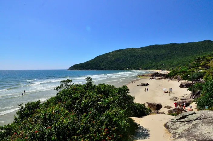 Playa de Matadeiro vista desde lo alto del sendero, con el mar abierto y el cerro cubierto de monte