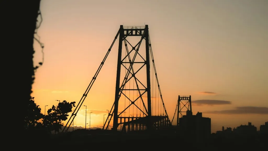 Vista de Florianópolis con el puente Hercílio Luz