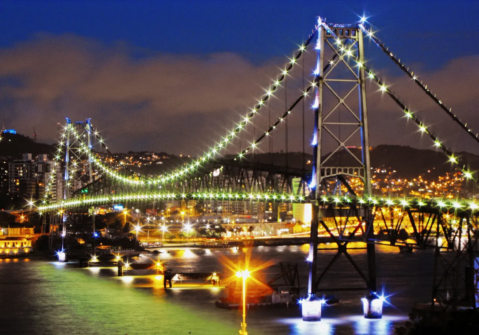 El puente Hercílio Luz iluminado de noche, en Florianópolis