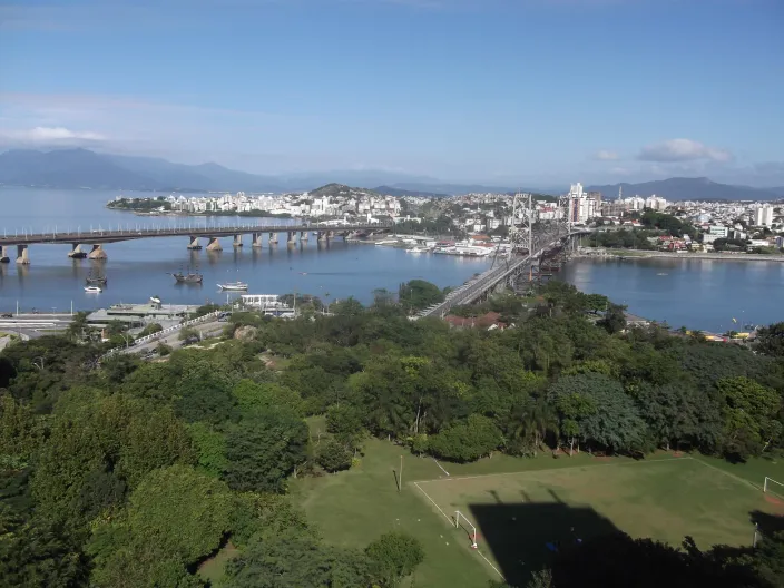 As pontes Colombo Salles e Hercílio Luz, entre o continente e a ilha