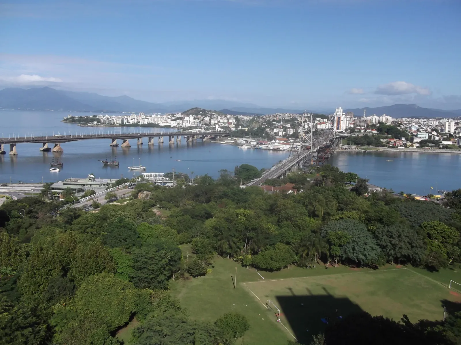 As pontes Colombo Salles e Hercílio Luz, entre o continente e a ilha