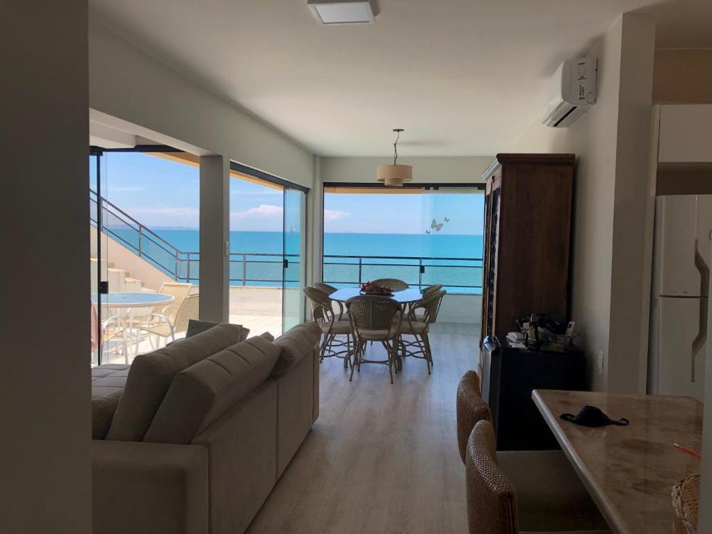 Sala e varanda da Cobertura Frente ao Mar em Canasvieiras