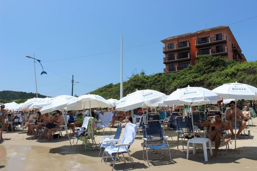 Área de lazer e piscina do Destino Floripa Jurerê Beach Village