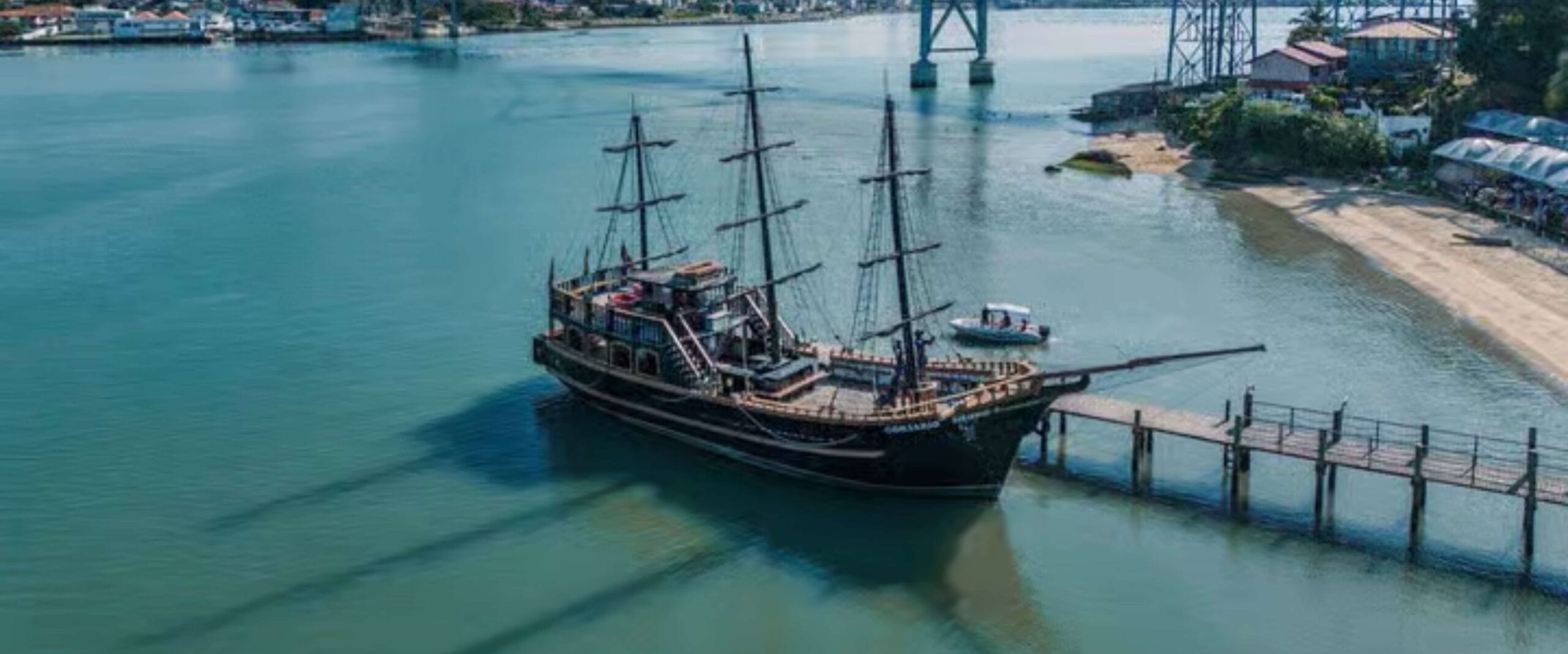 Barco Pirata ancorado ao lado da ponte Hercílio Luz, em Florianópolis