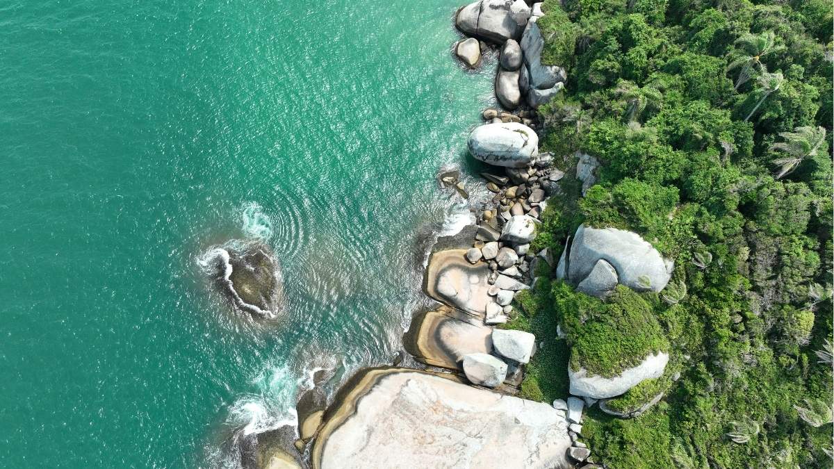 Ilha do Campeche vista do alto com água cristalina em Florianópolis