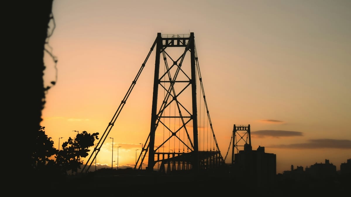 Vista de Florianópolis com a Ponte Hercílio Luz