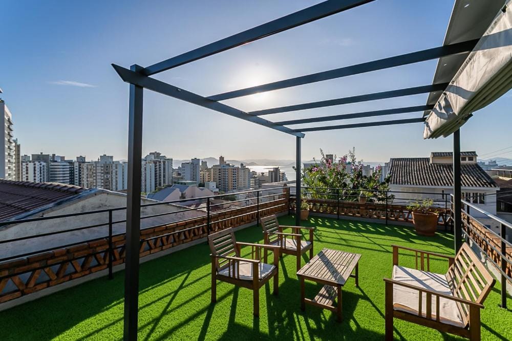 Área externa do Abaporu Art Hostel em Florianópolis