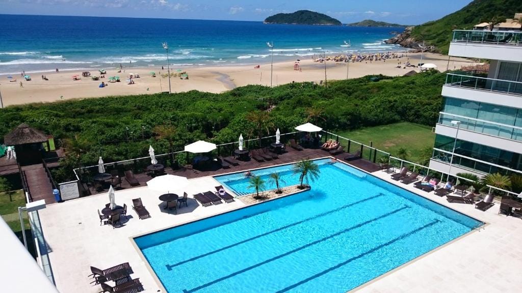 Piscina aquecida do Águas do Santinho Apart