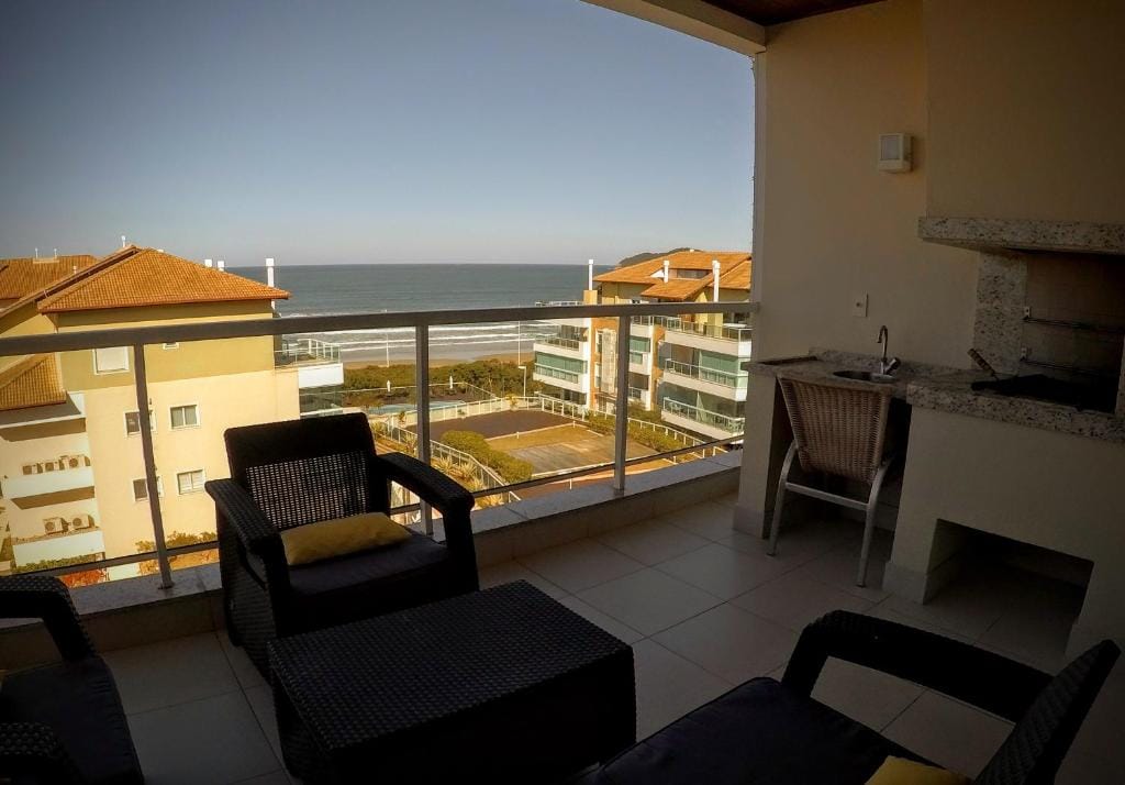 Apartamento com varanda no Águas do Santinho Apart