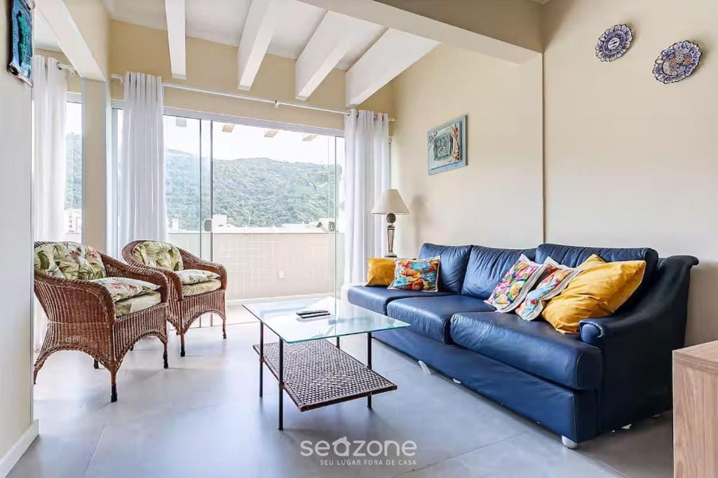 Sala e varanda do apartamento na Praia Brava