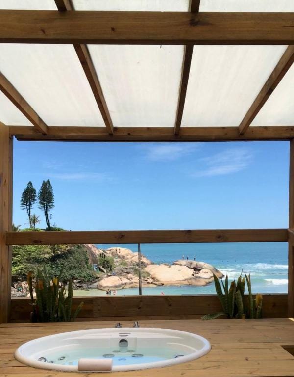Área comum do Cris Hotel na Praia da Joaquina