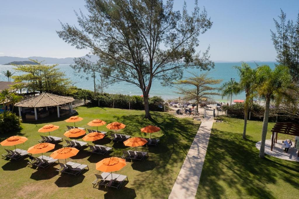 Hotel Porto Sol Beach em Florianópolis com praia calma ideal para crianças