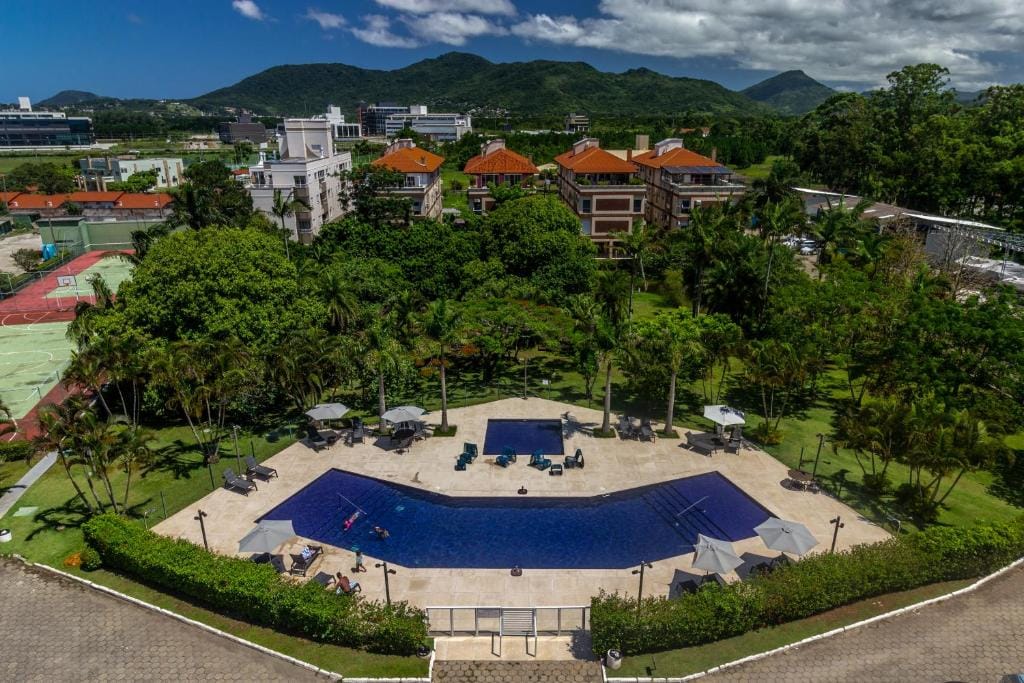 Praia da Cachoeira do Bom Jesus com mar calmo ideal para crianças