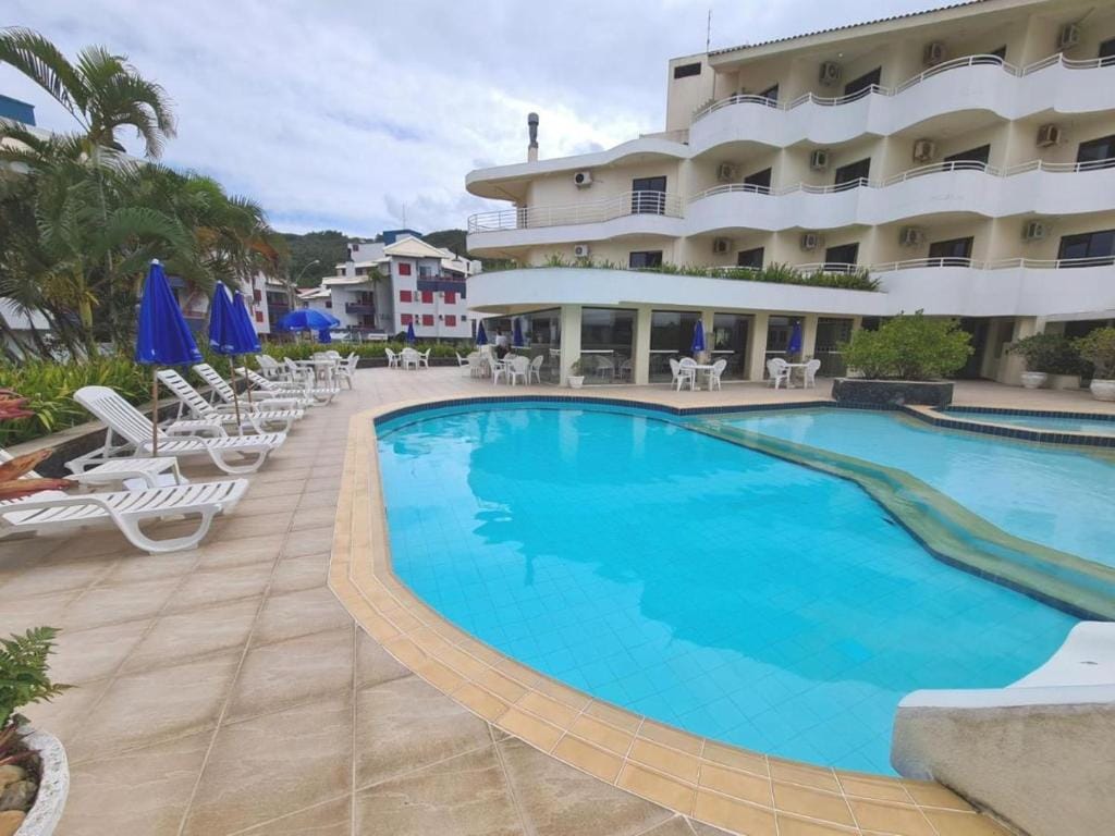 Hotel Praia Brava Studios com piscinas e estrutura de resort na Praia Brava
