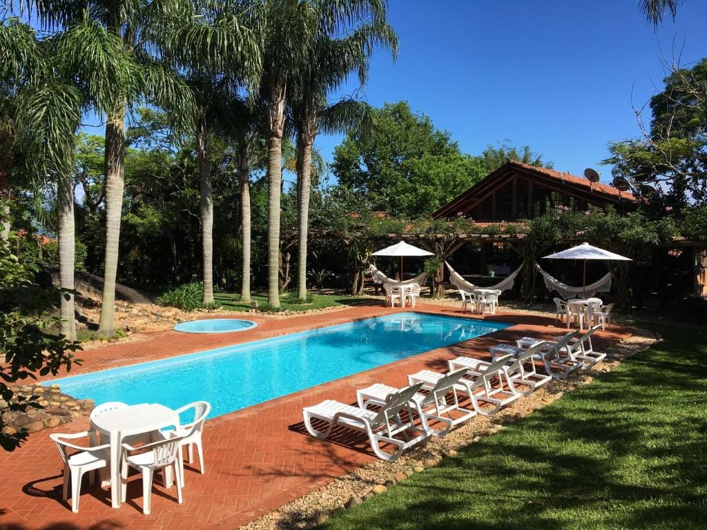 Piscina e jardins da Pousada Villabella Villaggio