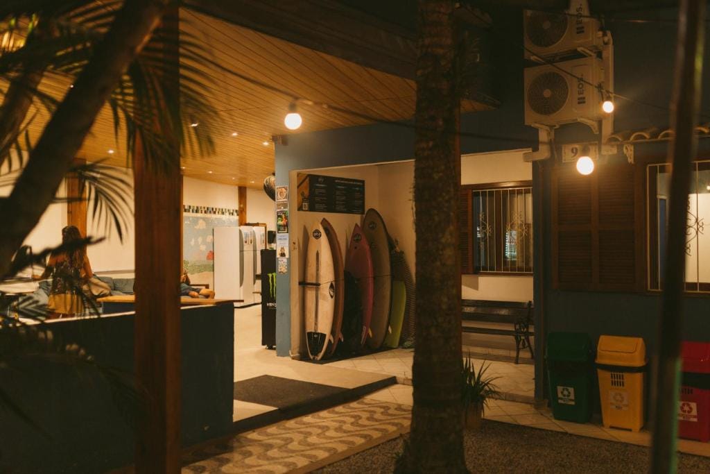 Área de convivência do Sea Wolf Surf Hostel Campeche