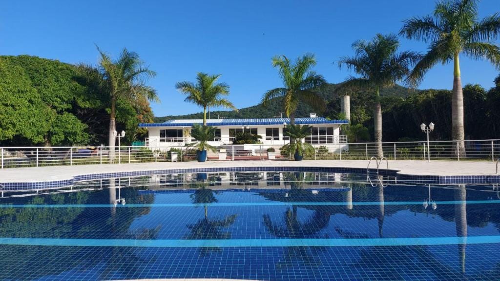Apartamento em condomínio clube no Campeche com piscina